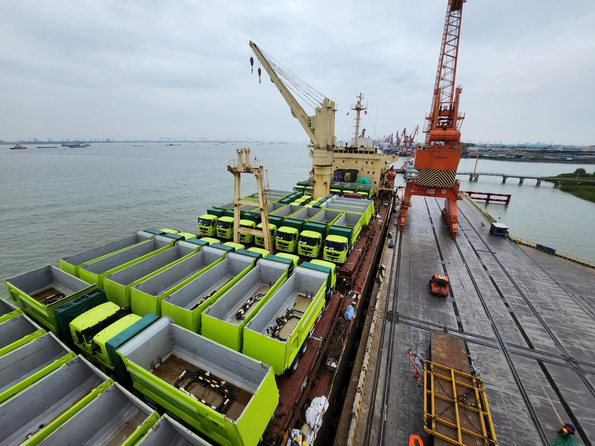新能源礦卡裝船出海。福建青拓重工有限公司供圖