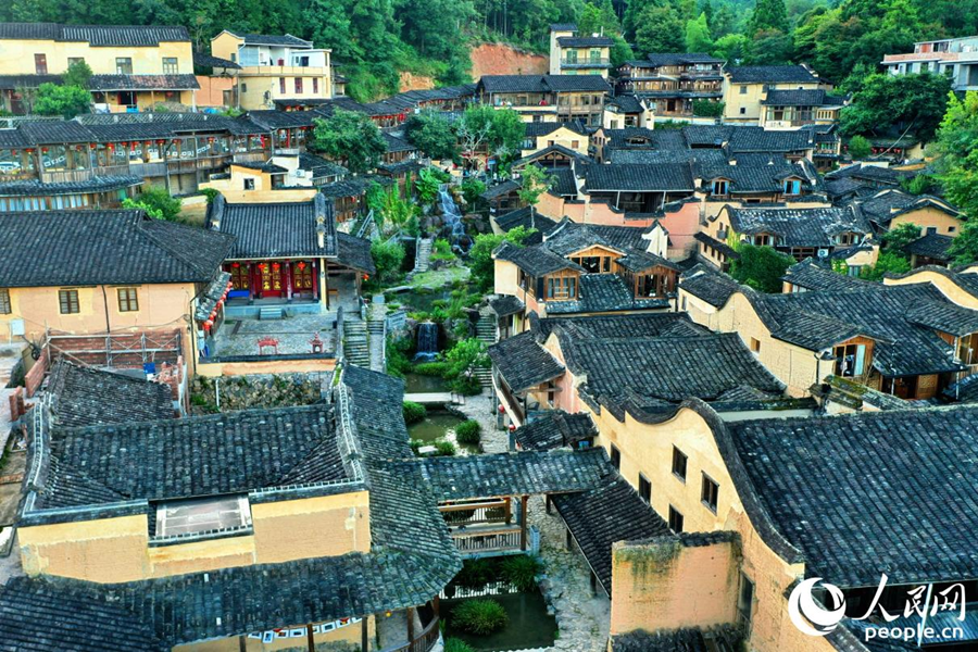 如今，游客們到四坪村追尋“向往的生活”。人民網(wǎng)記者 蘭志飛攝