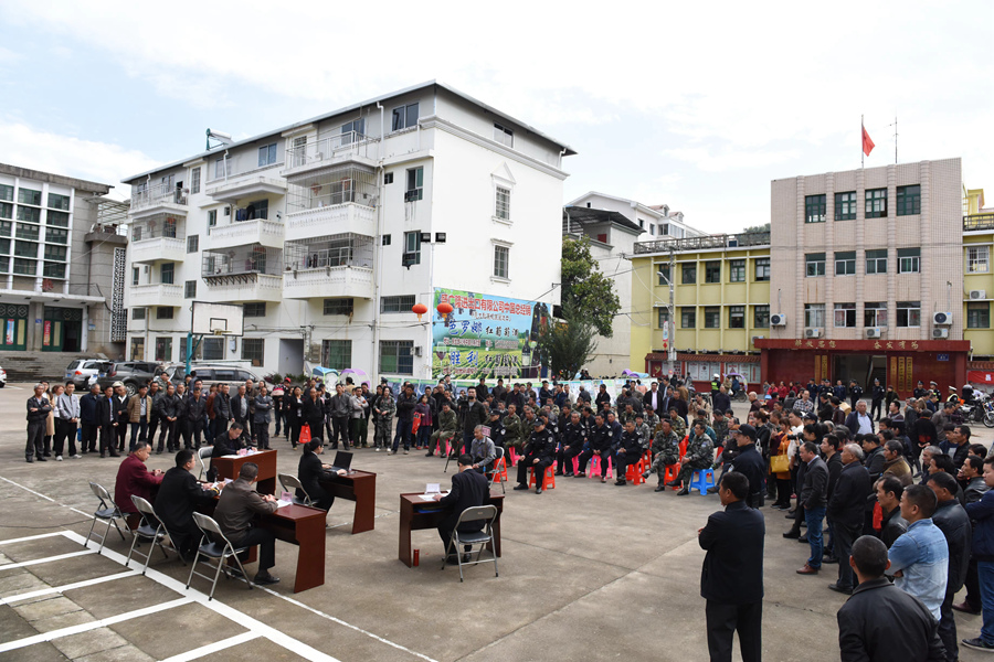 2018年，明溪縣人民法院生態(tài)巡回審判庭首次公開審理非法獵捕案件，以案釋法。明溪縣人民法院供圖