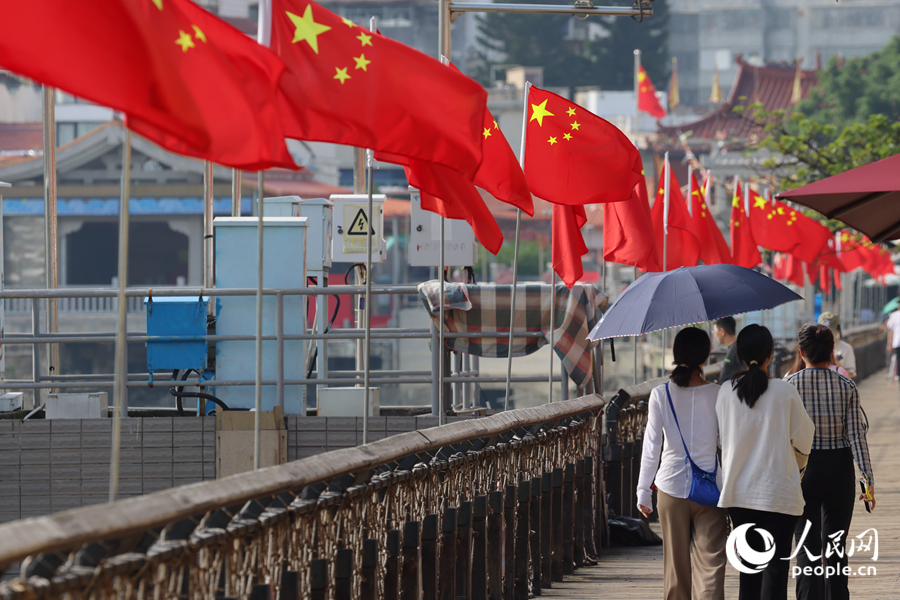 廈門沙坡尾景區(qū)紅旗飄飄氛圍足。人民網(wǎng)記者 陳博攝