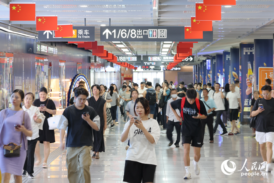 廈門地鐵站內(nèi)掛滿小紅旗。人民網(wǎng)記者 陳博攝