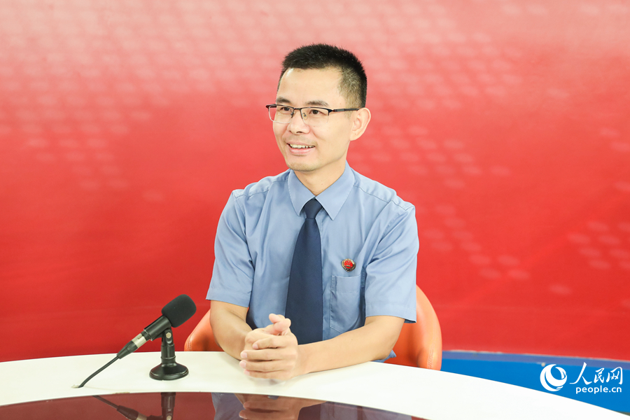 莆田市城廂區(qū)人民檢察院第一檢察部主任、全國模范檢察官徐晉雄做客人民網(wǎng)福建演播室。人民網(wǎng) 陳永整攝
