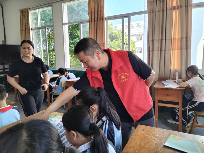 志愿者進(jìn)校園開(kāi)展禁毒宣傳