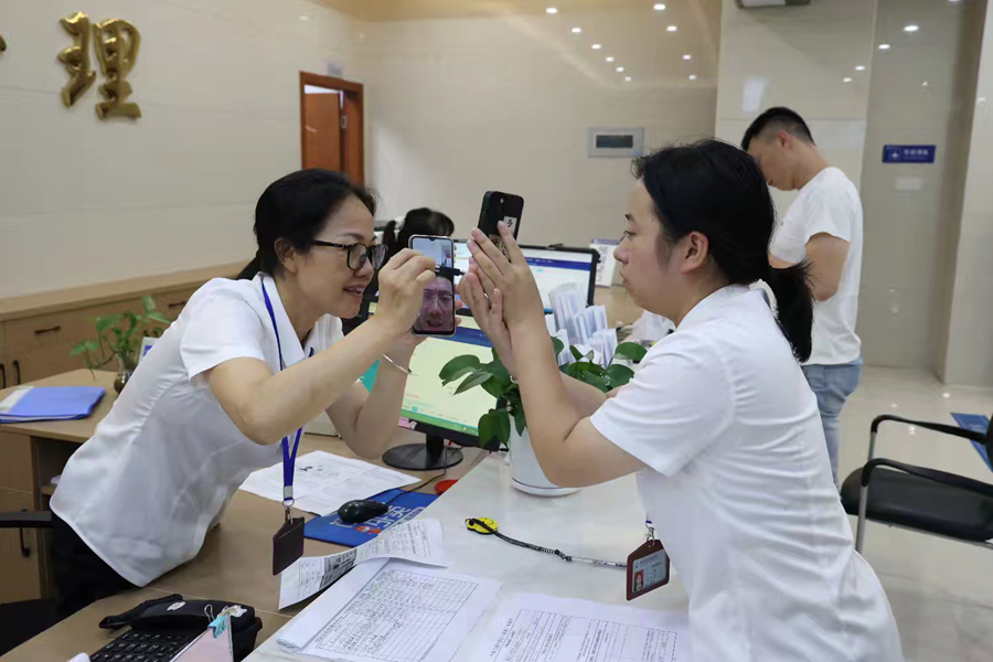 在工作人員協(xié)助下，曾先生辦好了營業(yè)執(zhí)照。明溪縣政務(wù)服務(wù)中心供圖