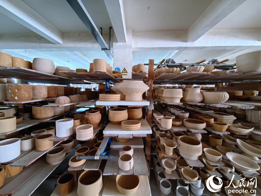 在德化一家陶瓷生產(chǎn)企業(yè)，陶瓷產(chǎn)品擺滿了貨架。人民網(wǎng) 蘇海森攝