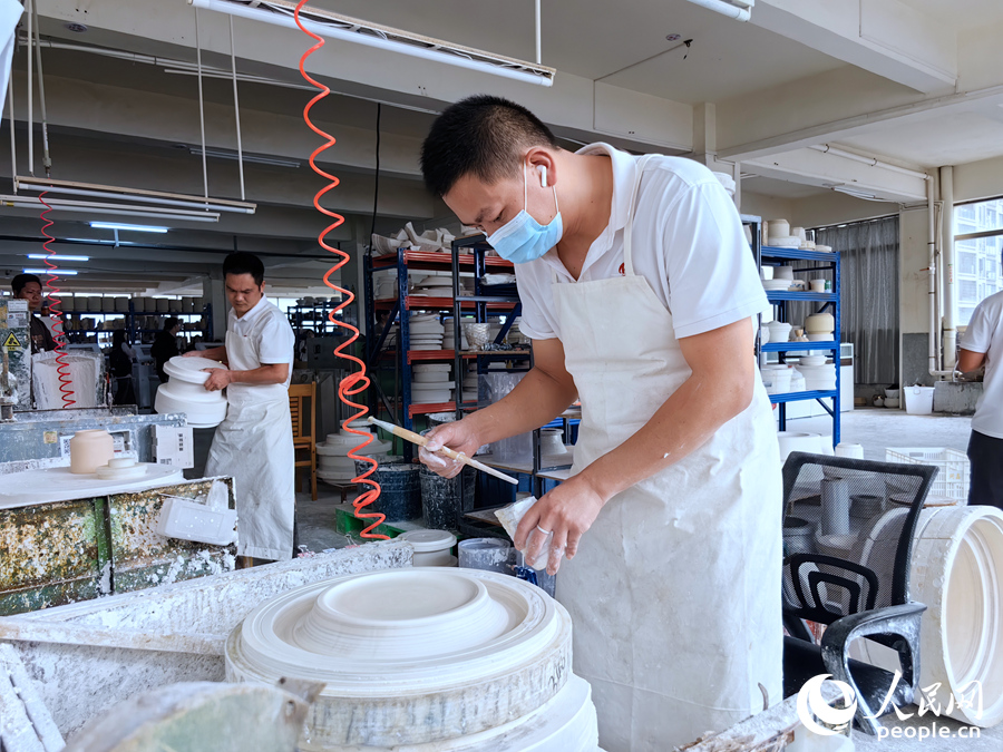 11月14日，在德化一家陶瓷生產(chǎn)企業(yè)，工人在打磨陶瓷產(chǎn)品。人民網(wǎng) 蘇海森攝