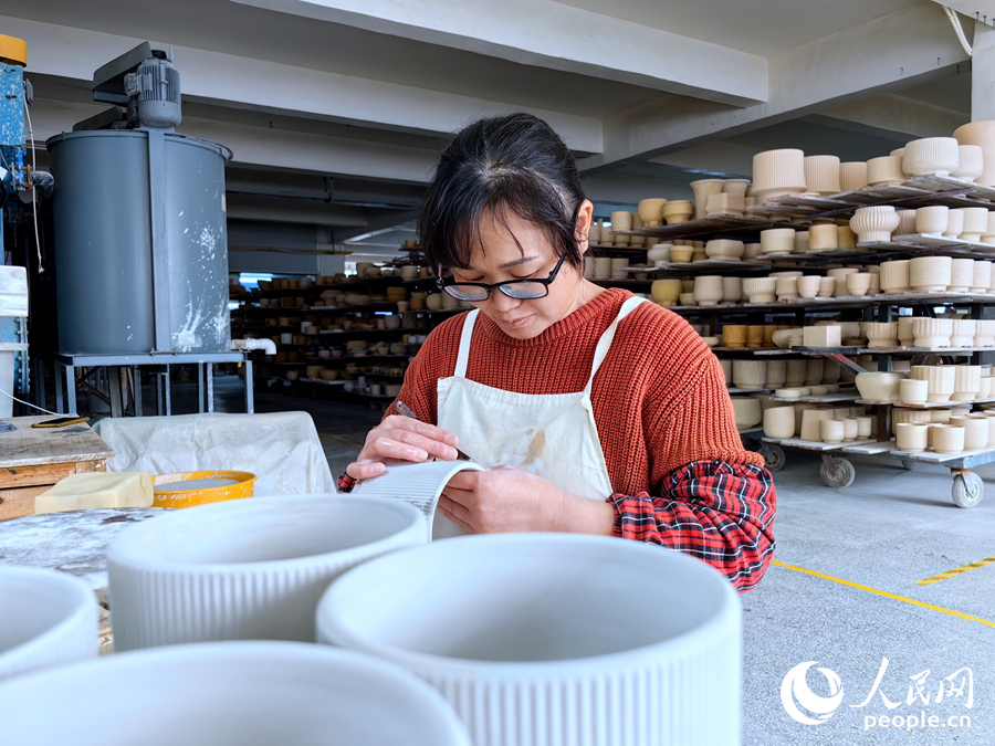 11月14日，在德化一家陶瓷生產(chǎn)企業(yè)，工人正手工處理陶瓷產(chǎn)品紋理。人民網(wǎng) 蘇海森攝