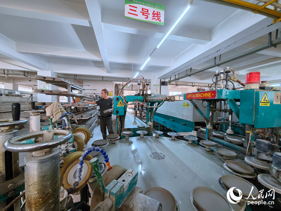 11月14日，在德化一家陶瓷生產(chǎn)企業(yè)，工人在車間里忙碌。人民網(wǎng) 蘇海森攝