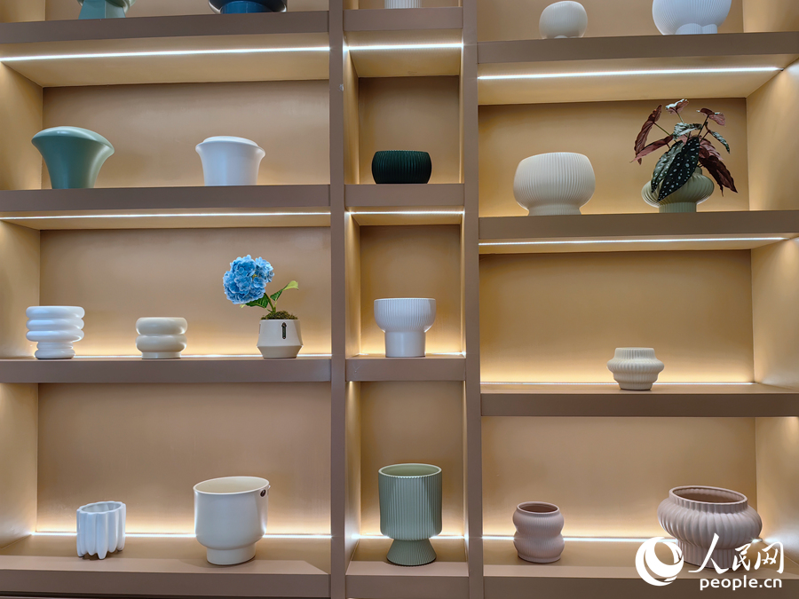 在德化一家陶瓷生產(chǎn)企業(yè)展廳里，各類陶瓷工藝花盆、多肉花盆琳瑯滿目。人民網(wǎng) 蘇海森攝