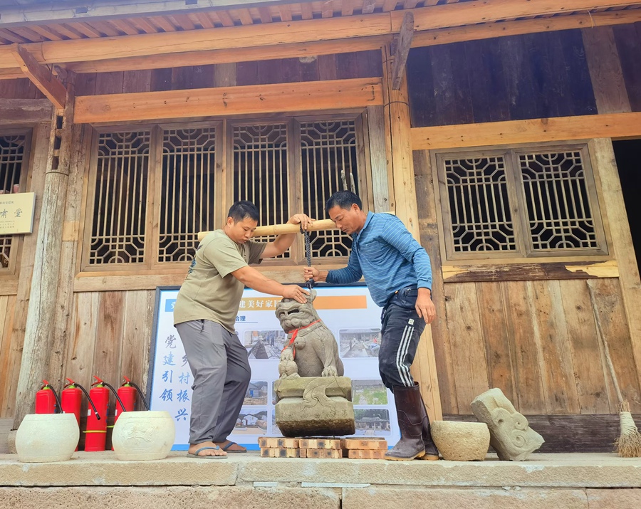 工人們抓搶工期，參與老建筑的修復(fù)建設(shè)。王東東攝
