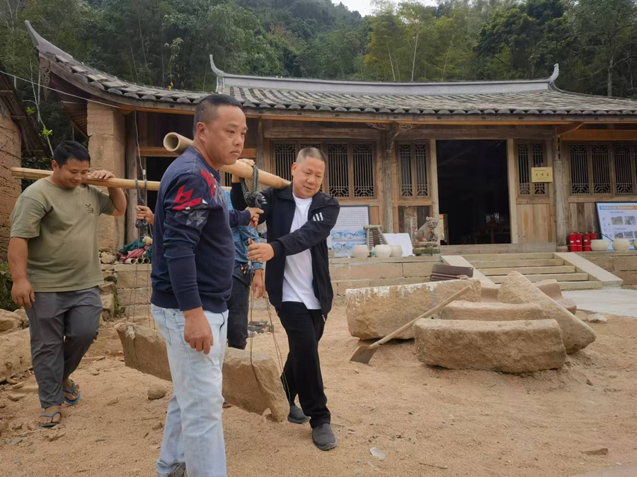 工人們抓搶工期，參與老建筑的修復(fù)建設(shè)。王東東攝