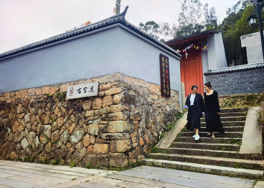 游客游覽霞浦縣北壁鄉(xiāng)四門(mén)橋村松村自然村。王東東攝