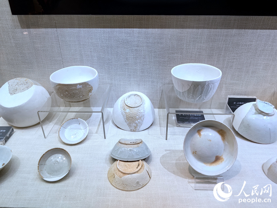 宋元德化窯展示館展出的古瓷器。人民網(wǎng) 蘇海森攝