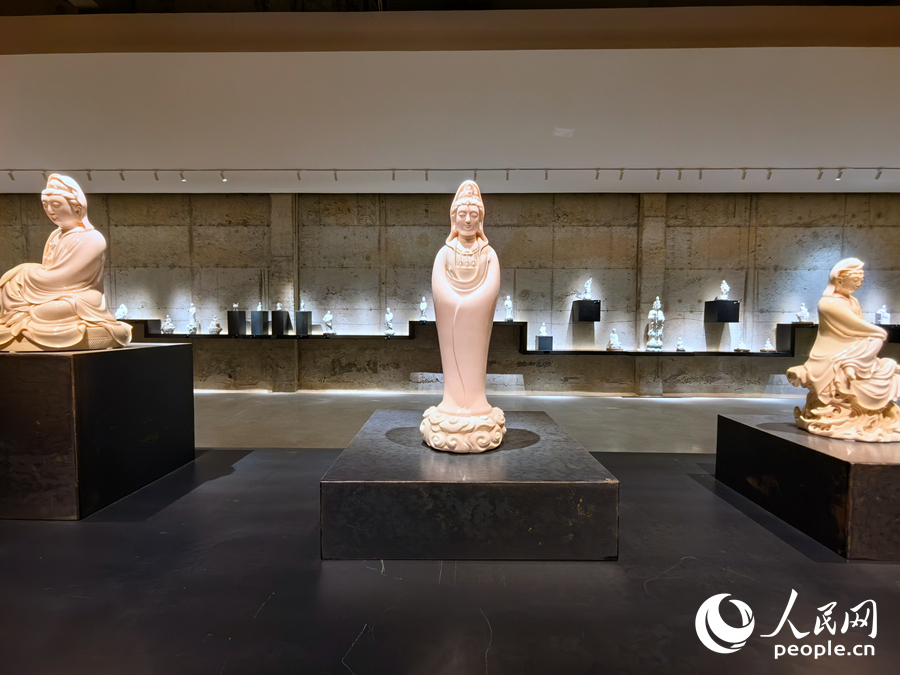 在德化縣的一處陶瓷藝術(shù)館里，各種瓷雕藝術(shù)品展現(xiàn)了該縣悠久的陶瓷歷史與精湛的陶瓷工藝。人民網(wǎng) 蘇海森攝