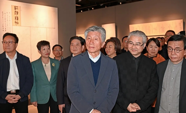 與會嘉賓參觀畫展