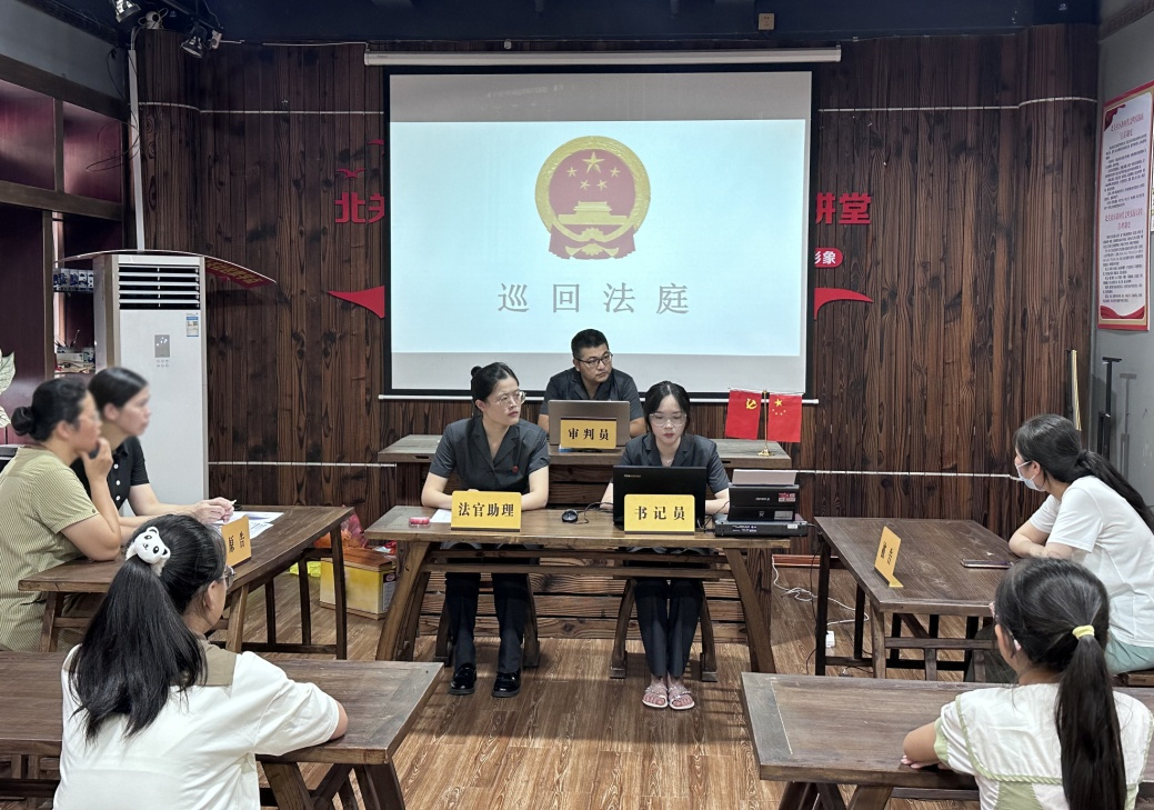 將法庭“搬進(jìn)”社區(qū)，就地審理相鄰關(guān)系糾紛案件?；莅部h法院供圖