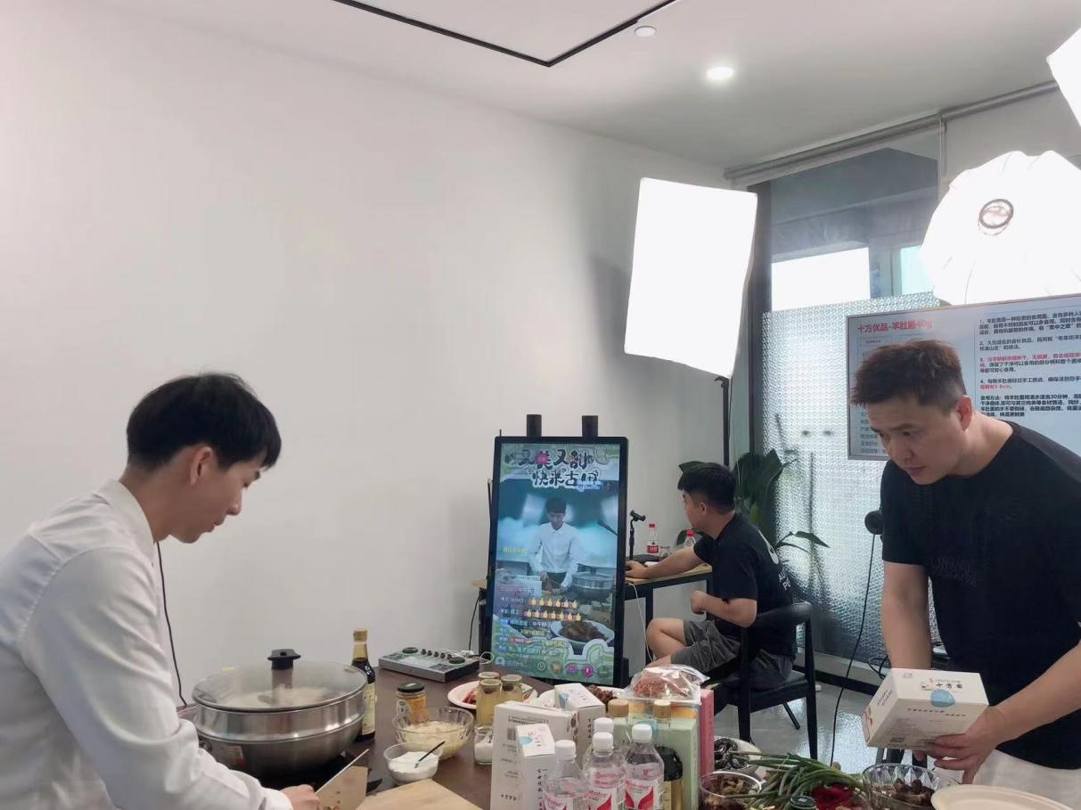 助農(nóng)主播直播銷售古田銀耳。古田縣十方田商貿(mào)有限公司供圖