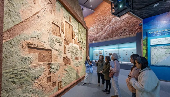 展廳內(nèi)集中展示了以殼丘頭遺址群為代表的平潭史前文化