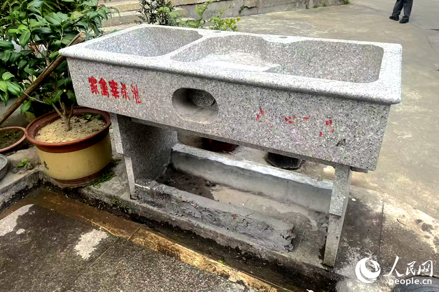 村中新修的家禽宰殺池，所排污水可經(jīng)污水管網(wǎng)收集凈化。人民網(wǎng)記者 林盈攝