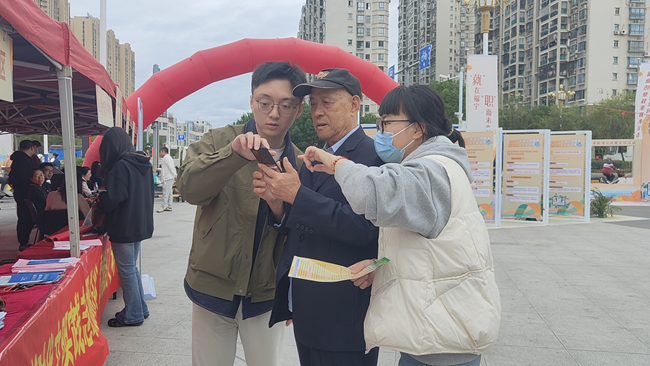 霞浦縣人社局干部幫助群眾認證城鄉(xiāng)居民基本養(yǎng)老保險待遇領(lǐng)取資格