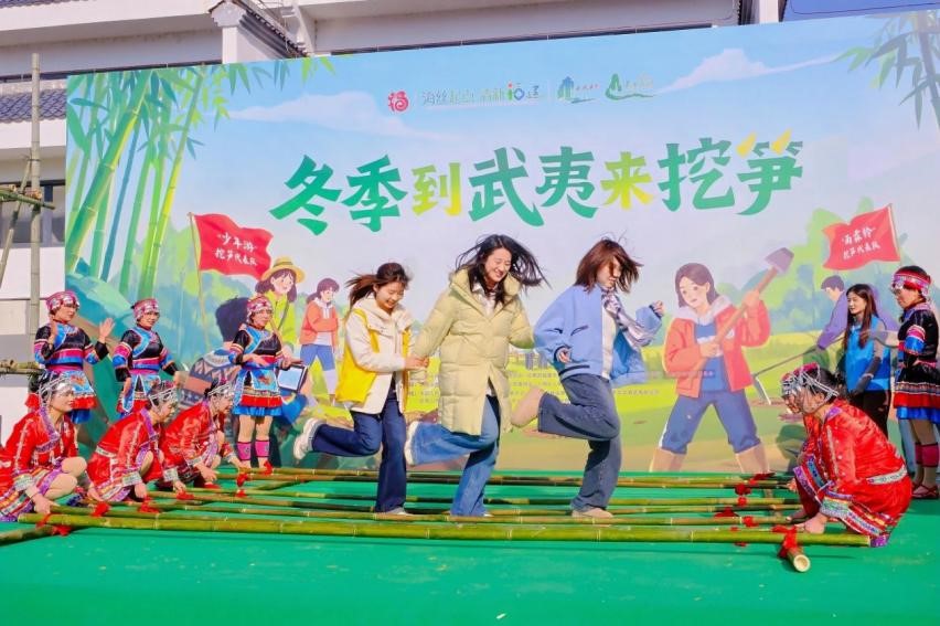 大學(xué)生挑戰(zhàn)畬族竹竿舞。武夷山市委宣傳部供圖