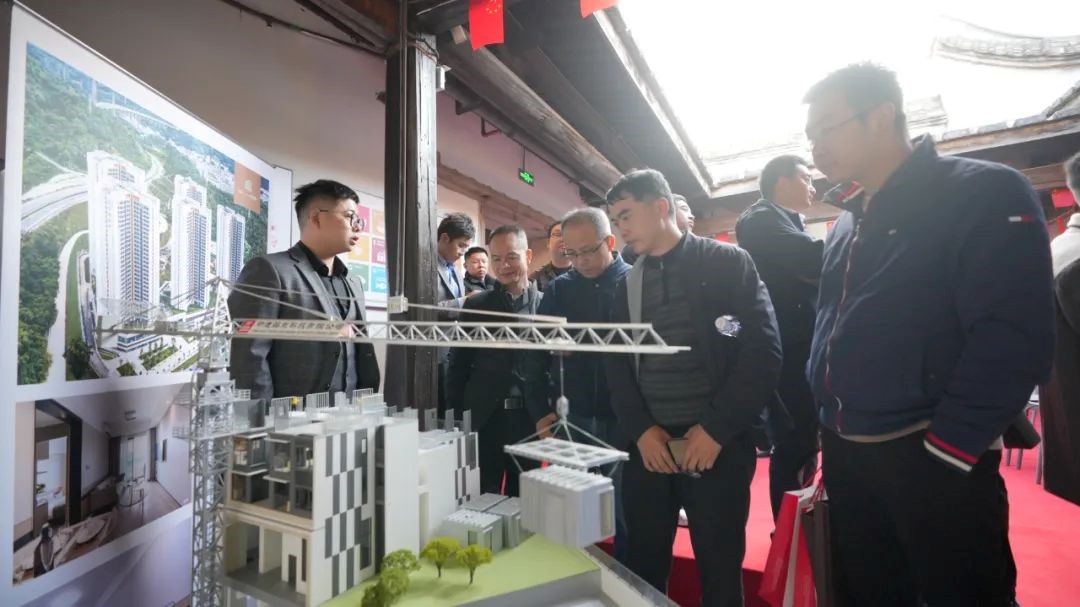 與會(huì)嘉賓參觀了解模塊化新型建筑模型