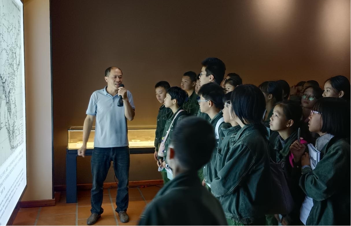 余莊林（左一）在進(jìn)行義務(wù)講解。受訪者供圖