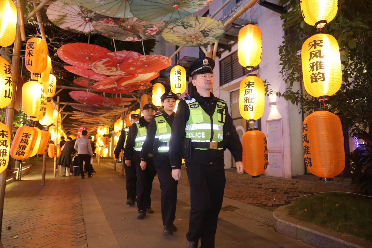 民警不斷強(qiáng)化夜間巡邏防控。安溪縣公安局供圖