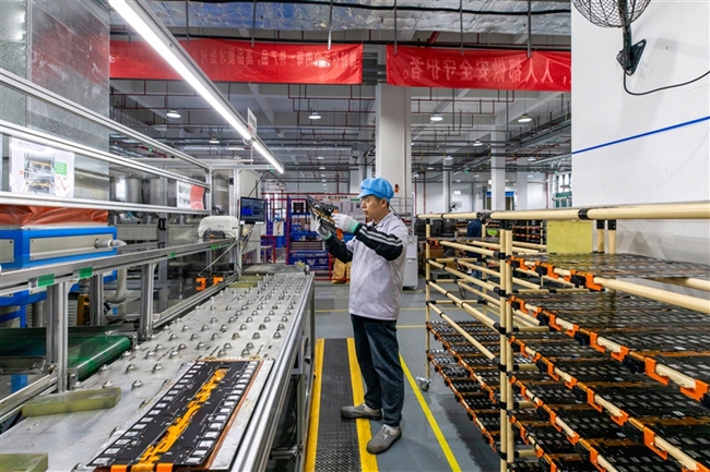 2024年，我市堅(jiān)持創(chuàng)新驅(qū)動(dòng)，企業(yè)發(fā)展活力進(jìn)一步釋放。圖為壹連電子ccs熱壓車間，工人在做產(chǎn)品自檢。鄭霄攝