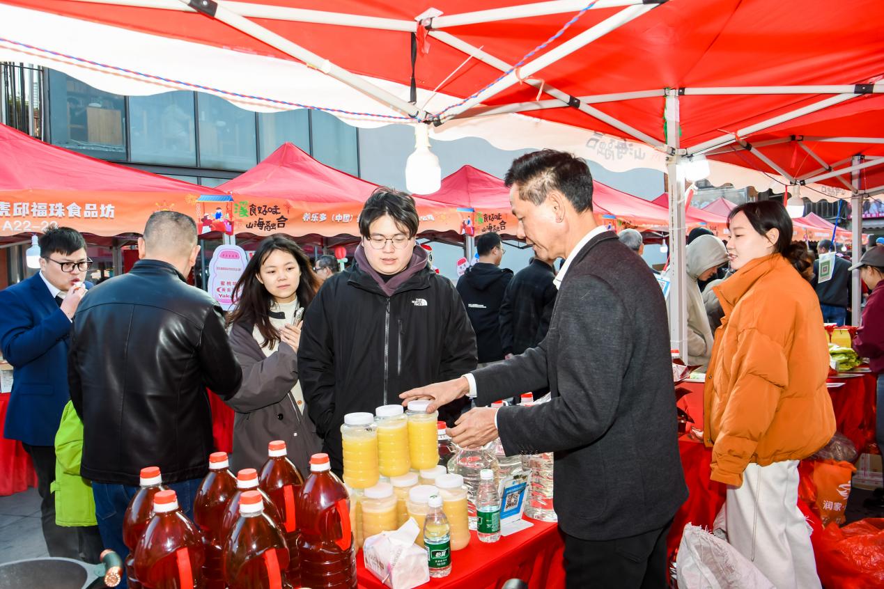 “溪食好味·山海融合”2025年安溪縣助力農(nóng)特產(chǎn)品出村進城展銷活動現(xiàn)場。主辦方供圖
