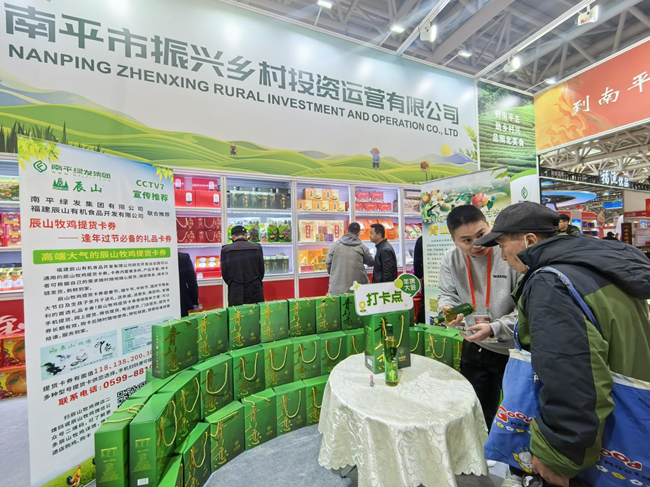 工作人員為群眾介紹產(chǎn)品