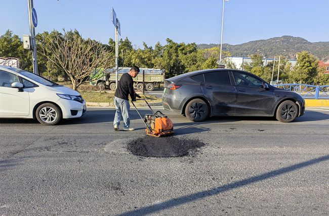 豐州鎮(zhèn)對(duì)榮武大橋至泉州動(dòng)車站路段的破損路面進(jìn)行修補(bǔ)。豐州鎮(zhèn)政府供圖