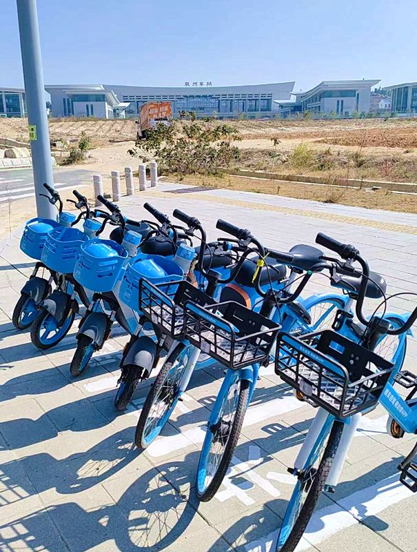泉州東站新增的共享單車停靠點(diǎn)。臺(tái)商區(qū)綜合執(zhí)法與應(yīng)急管理局供圖