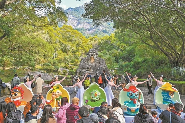 2025新年伊始，寶寶版“七彩刺桐蛇”亮相泉州清源山。肖培濱攝