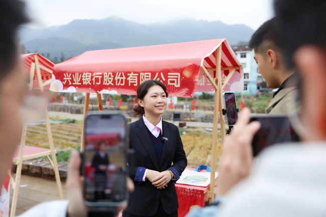 主播們采訪興業(yè)銀行莆田仙游支行金融特派員