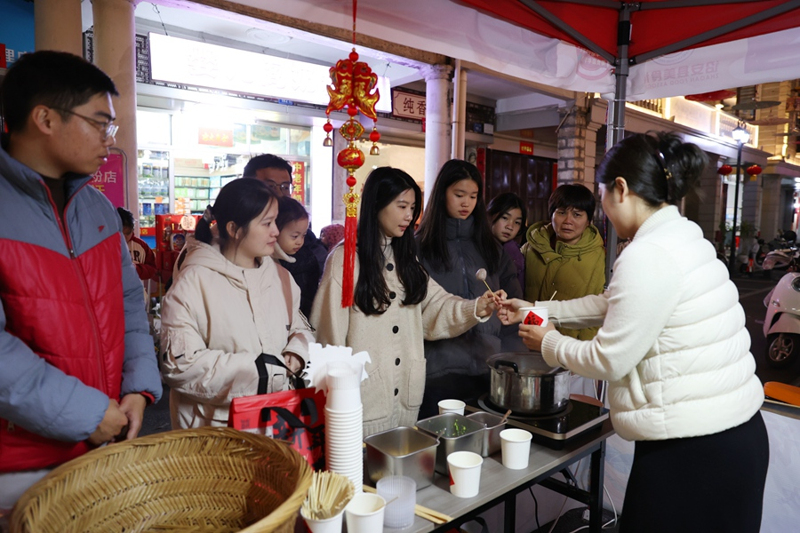 市民游客在品嘗當(dāng)?shù)靥厣〕?。詔安縣委宣傳部供圖
