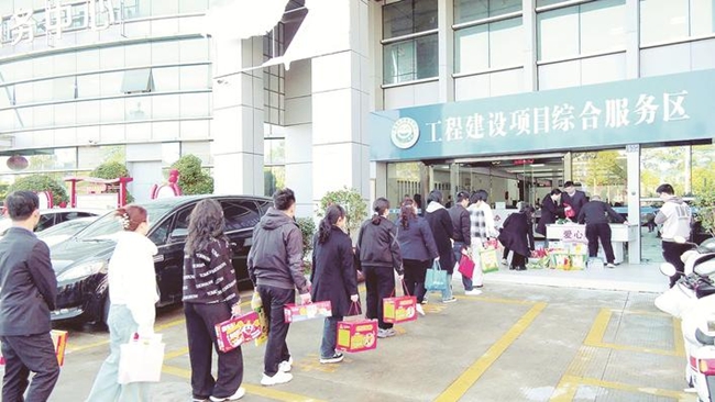 云霄縣設(shè)立“愛心冰柜”，全民踴躍捐贈(zèng)。