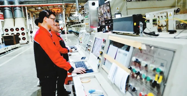 福建奕龍新材料科技有限公司工作人員正操作高端智能化設(shè)備生產(chǎn)產(chǎn)品