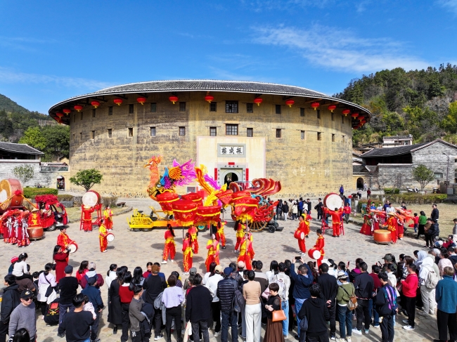 巨型彩翼靈鳳。龍巖市融媒體中心供圖