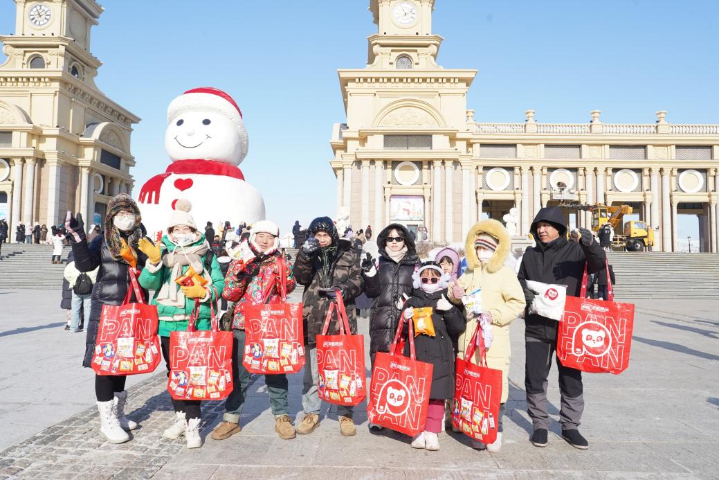 市民朋友領(lǐng)取盼盼食品冰雪助威禮袋