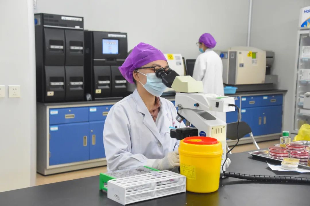 區(qū)域醫(yī)學(xué)檢驗(yàn)中心配置了可開展基因檢測(cè)、分子診斷等項(xiàng)目的設(shè)備