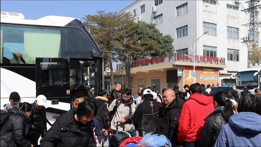 漳州首輛返崗復(fù)工專車駛?cè)腴L(zhǎng)泰經(jīng)濟(jì)開發(fā)區(qū)。長(zhǎng)泰區(qū)融媒體中心供圖