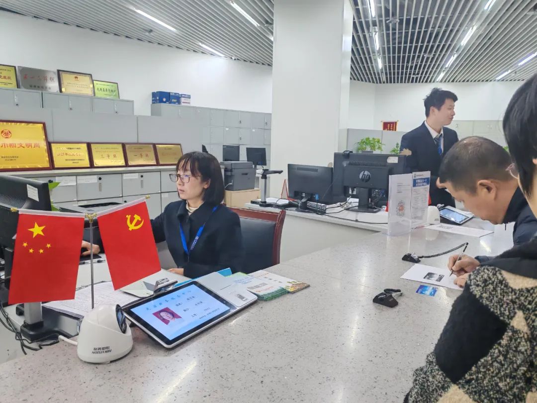 市民在窗口辦理業(yè)務(wù)