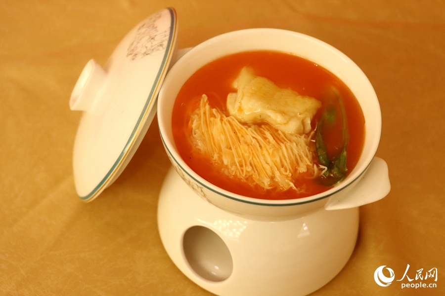 “千絲萬縷兩岸情”（紅湯糟雞線面）。人民網(wǎng) 謝星宇攝