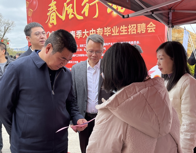 詔安縣委書(shū)記李亞容到現(xiàn)場(chǎng)為企業(yè)與求職者“搭橋”