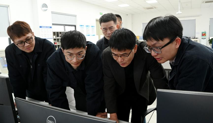 在推動復工復產的過程中，漳州古雷開發(fā)區(qū)為企業(yè)提供了全方位的掛鉤幫扶，通過“千名干部掛千企”等機制，持續(xù)為企業(yè)排憂解難。詹照宇攝