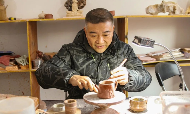 陳祥松正在進(jìn)行作品創(chuàng)作