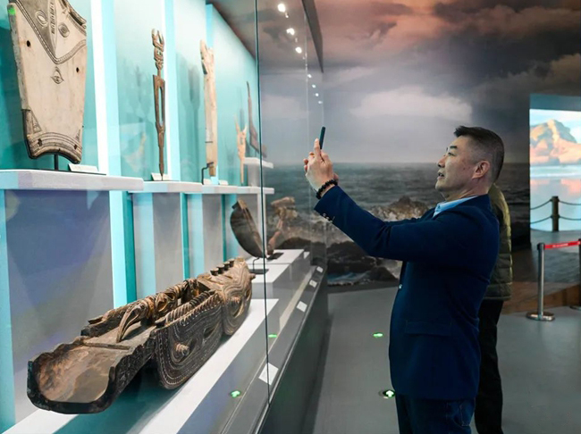 在平潭殼丘頭遺址博物館內(nèi)，陳祥松（右）觀看展品尋找創(chuàng)作靈感