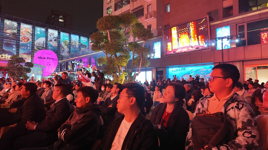 晚會現(xiàn)場，眾多居民前來觀看。龍文區(qū)融媒體中心供圖