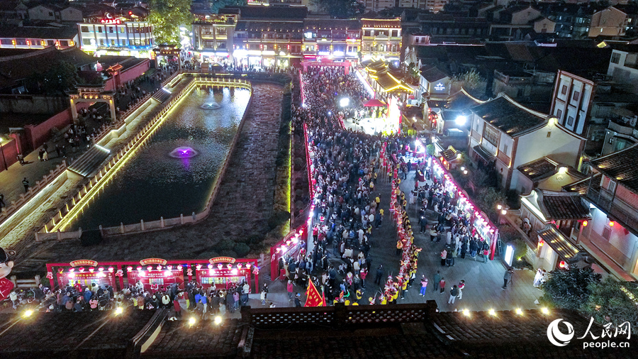 燈謎會現(xiàn)場。人民網(wǎng) 李昌乾攝